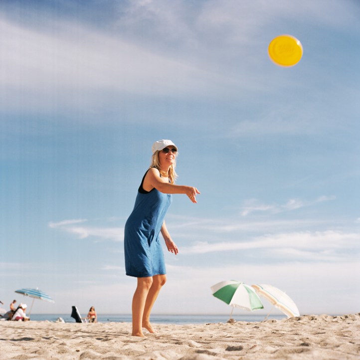 Samplayingfrisbee