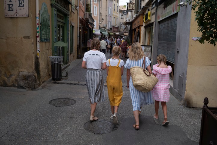 Kimi Grace Sam Lily walking and shopping in Isle Sur la Sourgue August 2018